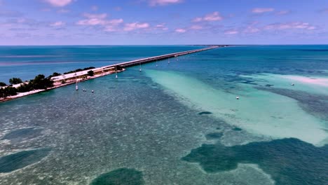 aerial del puente con barcos de pesca en los cayos de florida