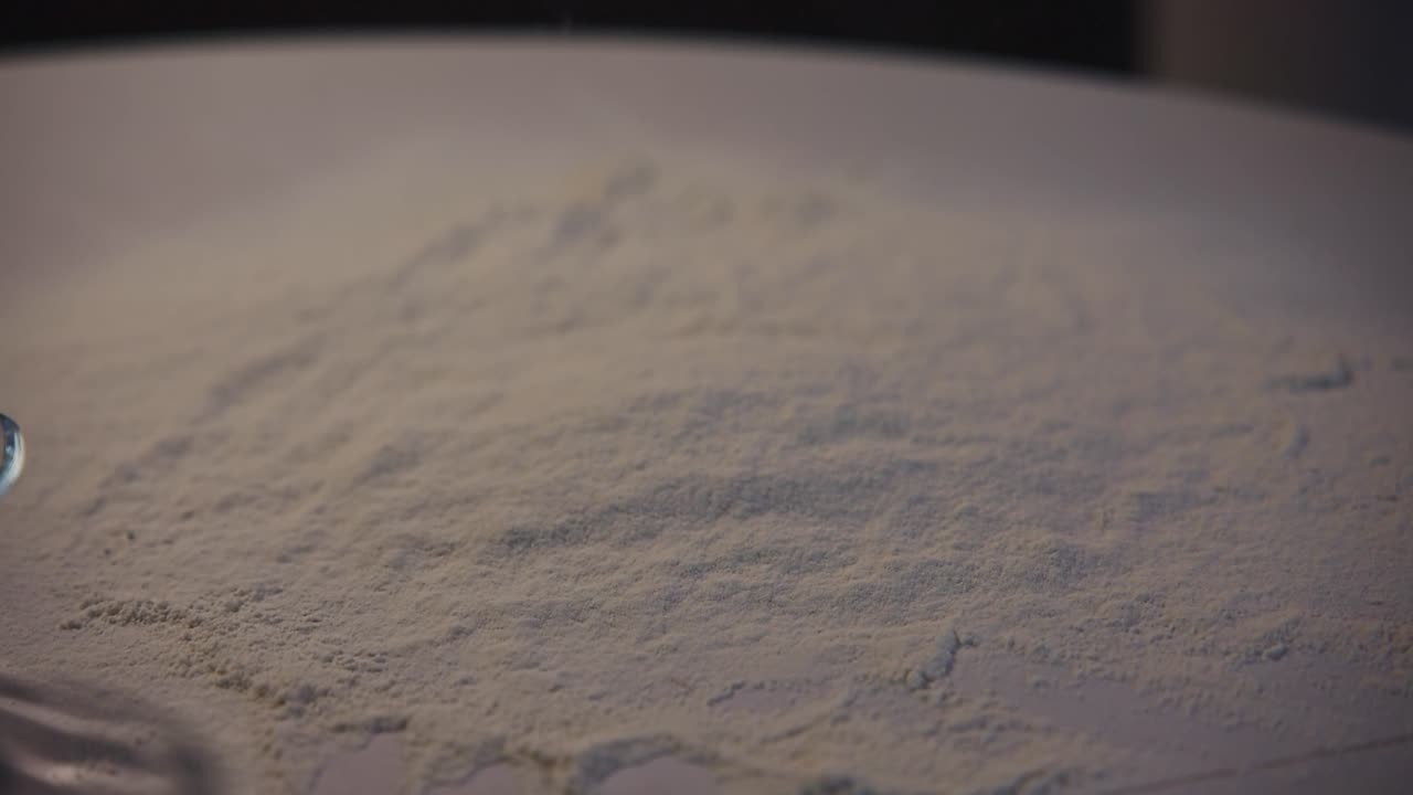 Farina bianca spolverata su una superficie da cucina