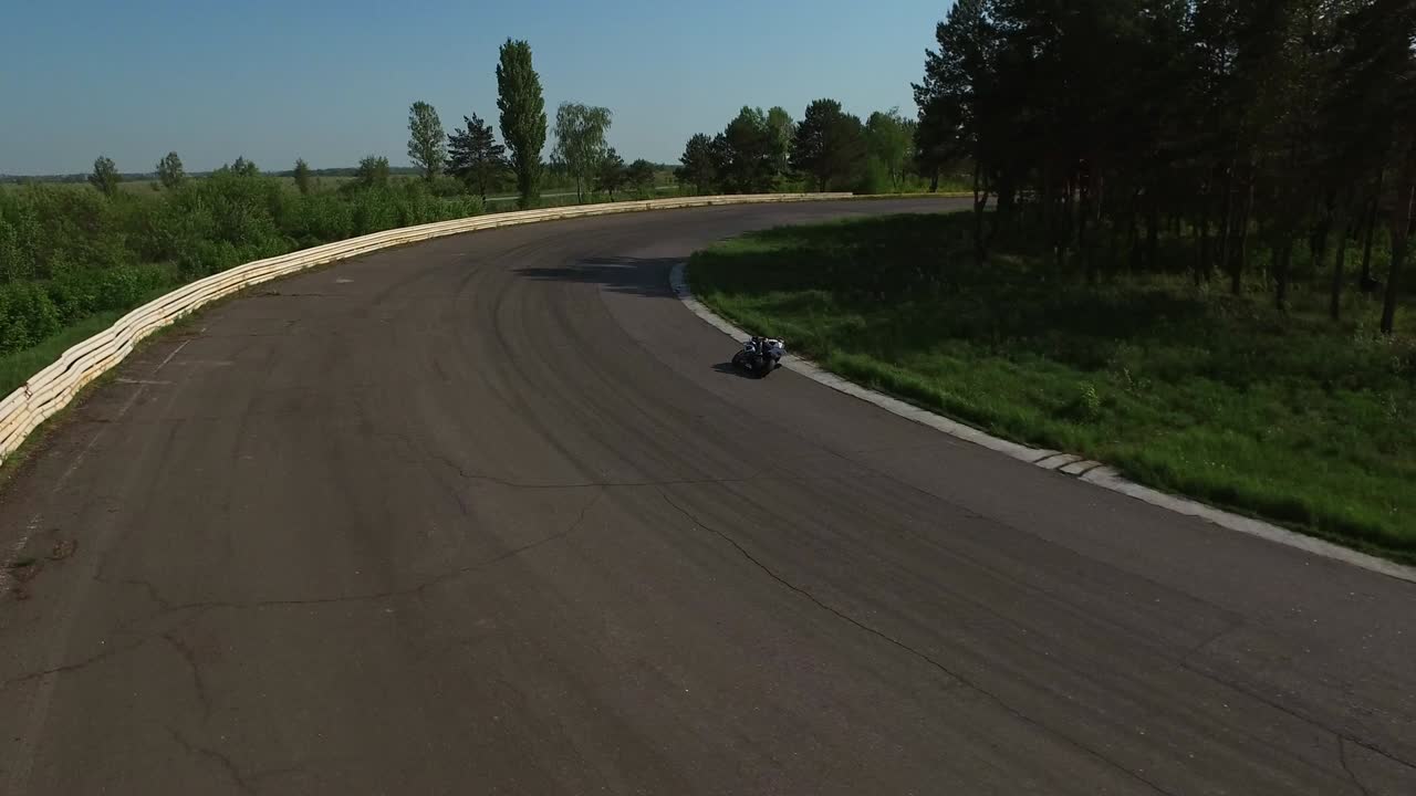 Motociclista in pista. Vista aerea di una gara motociclistica su pista