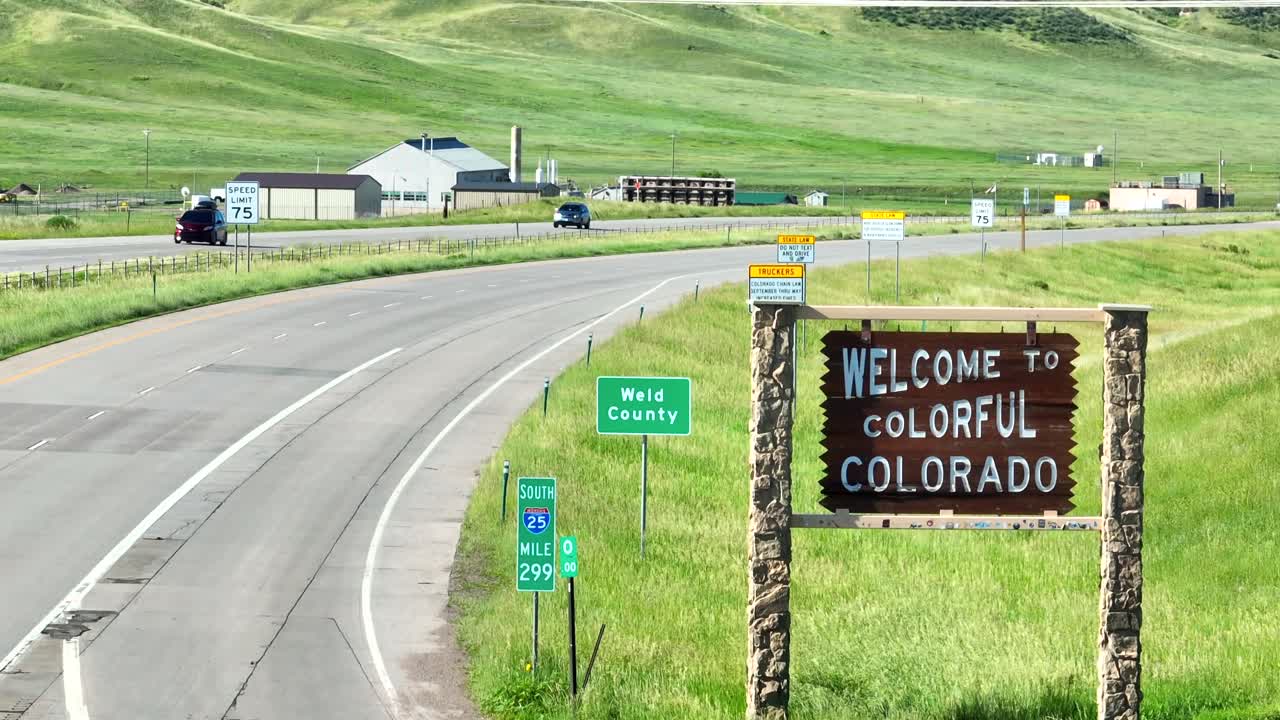 다채로운 콜로라도 주 표지판에 오신 것을 환영합니다.