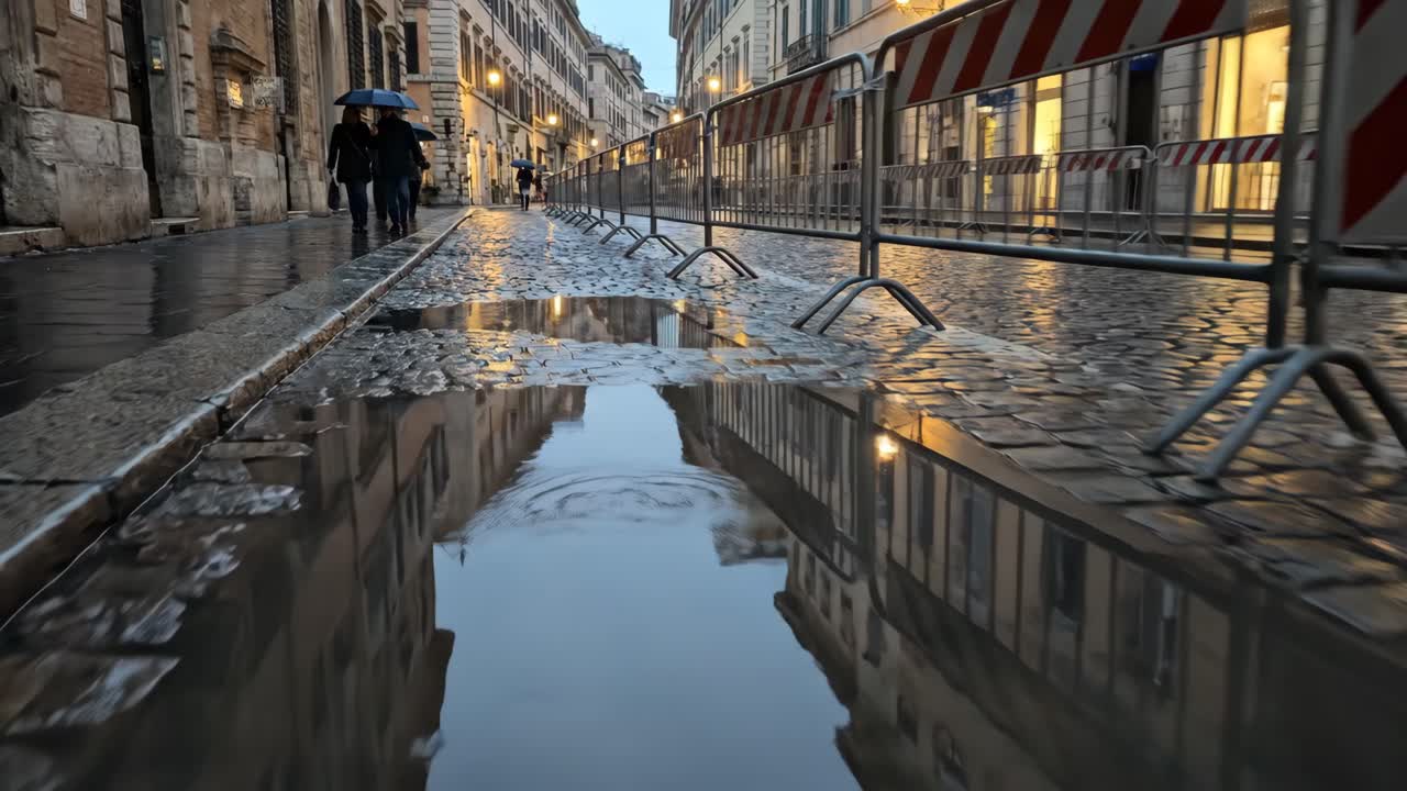 Riflessi di pozzanghere su una strada acciottolata bagnata con persone che camminano al crepuscolo