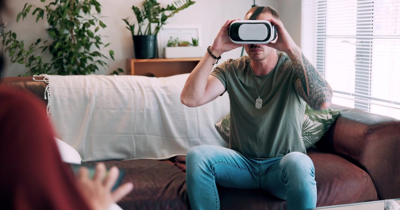 Uomo che Usa un Visore per la Realtà Virtuale Durante una Sessione di Terapia