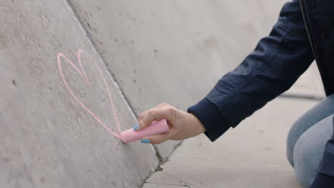 Mujer-Joven,-Mano,-Dibujo,-Corazón,-Utilizar,-Tiza-Rosa,-Adolescente-Feliz,-Enamorado,-En,-Día-De-San-Valentín,-Concepto