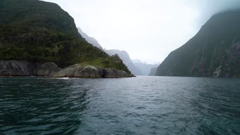 El-Metraje-Captura-La-Vista-Del-Viaje-De-Un-Barco-A-Través-Del-Parque-Nacional-De-Fiordland-En-La-Isla-Sur-De-Nueva-Zelanda.