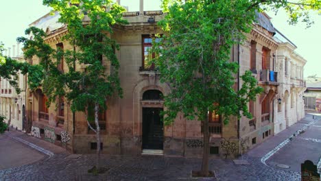 Boom-up-of-the-fountain-in-the-press-freedom-square-with-Tudor-style-mansion-in-the-background-Concha-y-Toro-neighborhood,-Santiago-Chile