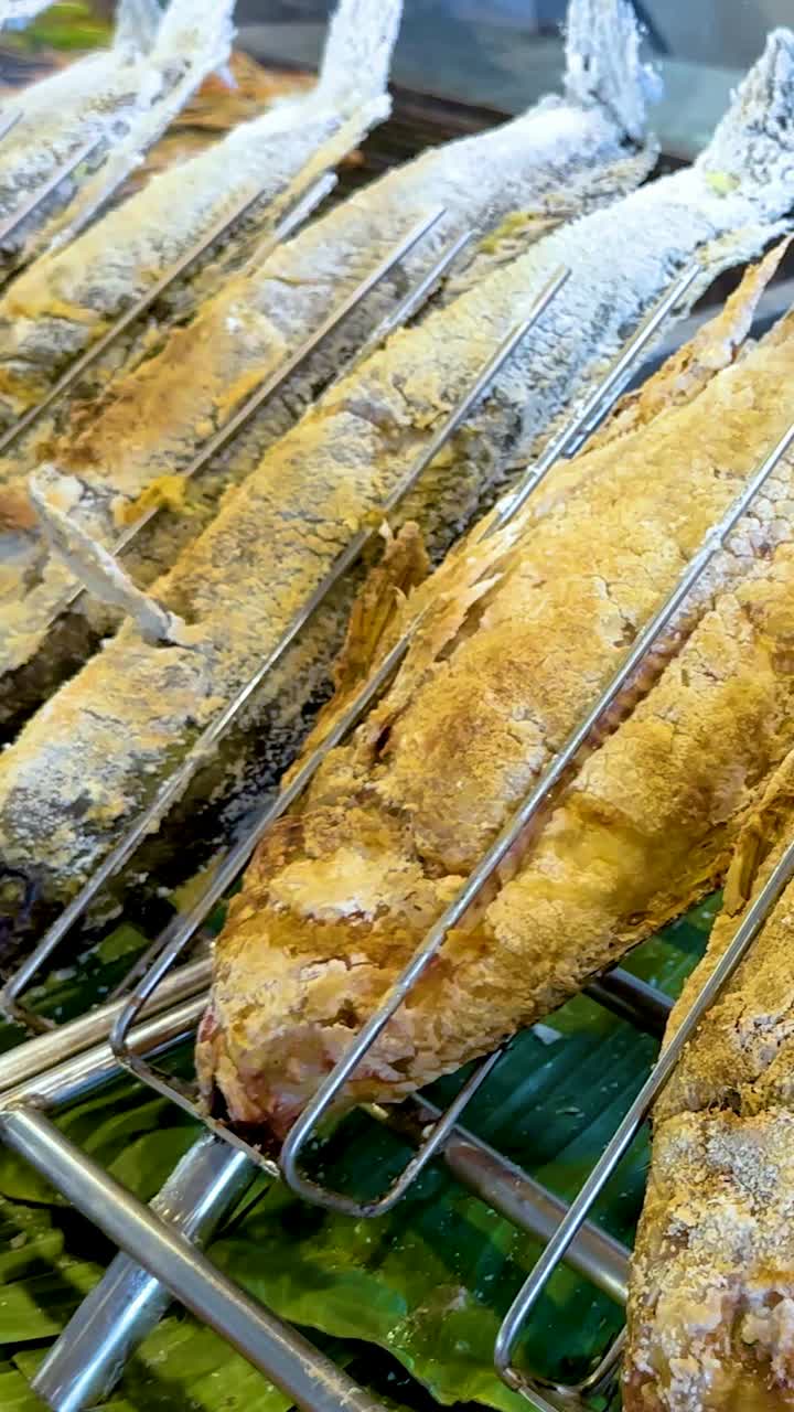 롱 라트 마요름 시장 에서 생선 을 는 것