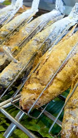 pescado a la parrilla en el mercado de khlong lat mayom