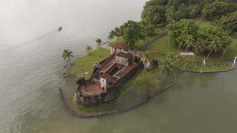 Wide-view-of-Castillo-de-San-Felipe-de-Lara-at-Rio-dulce,-aerial