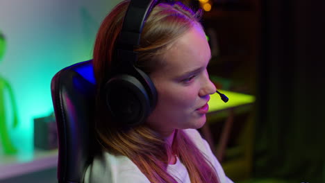 joven jugadora con auriculares