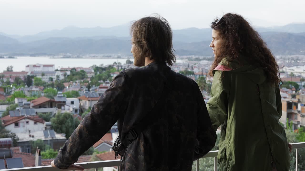 vista trasera de una pareja mirando las impresionantes vistas panorámicas de la ciudad