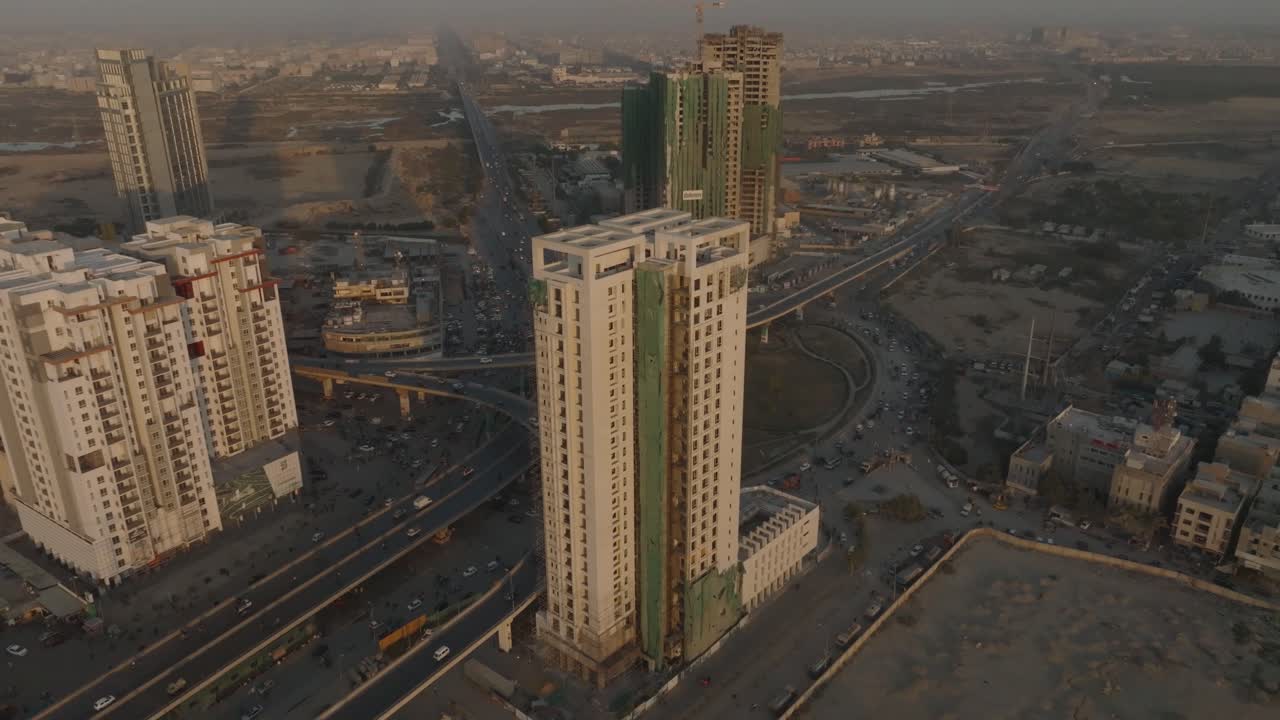 karachi sindh pakistan - : edificio de la oficina central seguro efu en la torre frente al fideicomiso del puerto de karachi y otras instituciones financieras