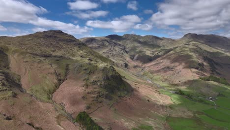 Paisaje-Montañoso-Escarpado-De-Lakeland-Con-Sombras-De-Nubes-Moviéndose-En-Un-Día-Brillante