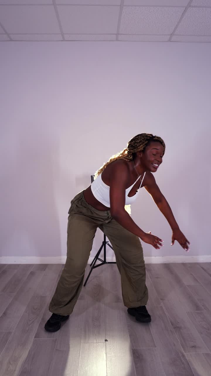 Mulher dançando no estúdio