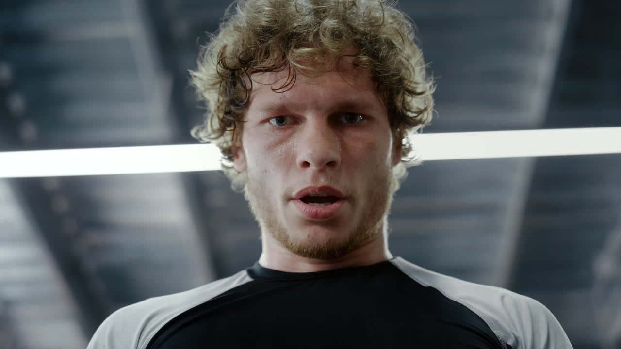 피트니스 센터에서 숨을 쉬는 피곤한 전투기. 체육관에서  ⁇ 을  ⁇ 는  ⁇ 복싱 선수