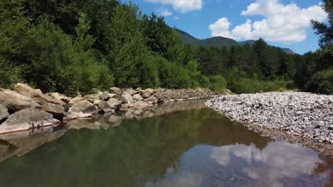 cinemática de drones de un río de montaña