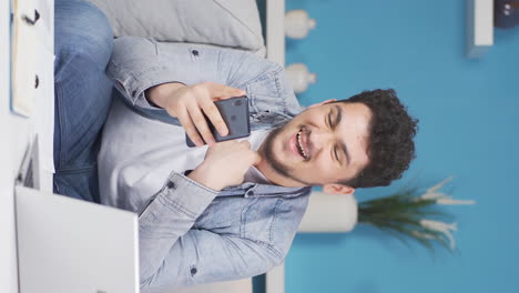 Vertikales-Video-Des-Mannes,-Der-Am-Telefon-Schlechte-Nachrichten-Erhielt.