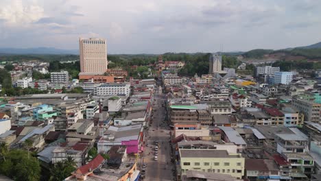 centro de la ciudad de betong dron aéreo, tailandia profundo sur de la frontera de malasia ciudad de turismo sexual