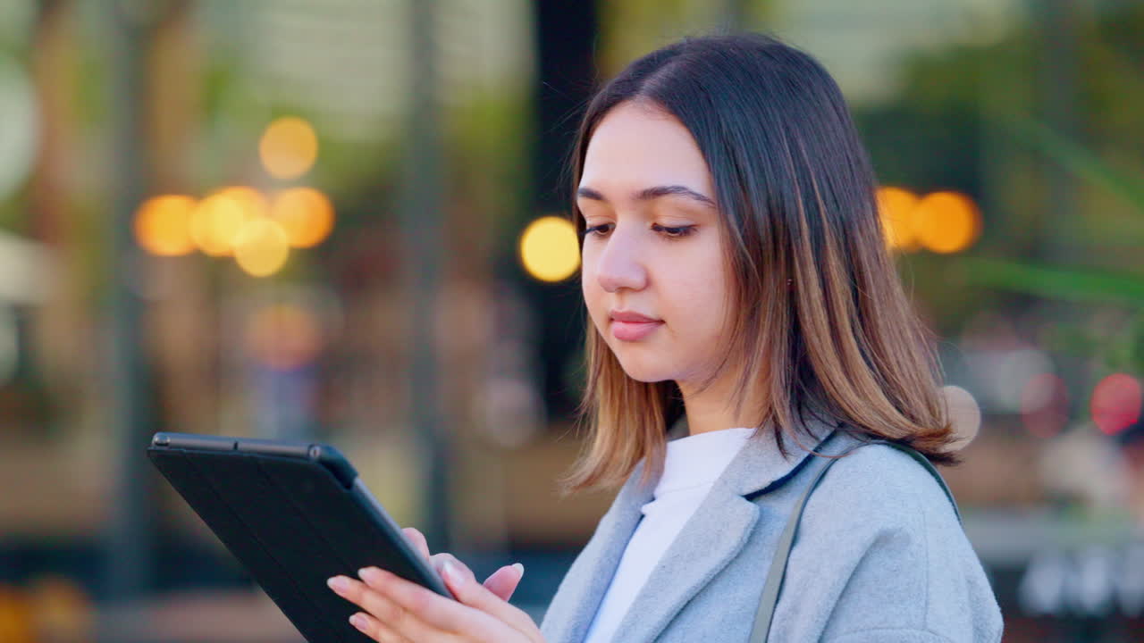 una joven periodista escribiendo una historia