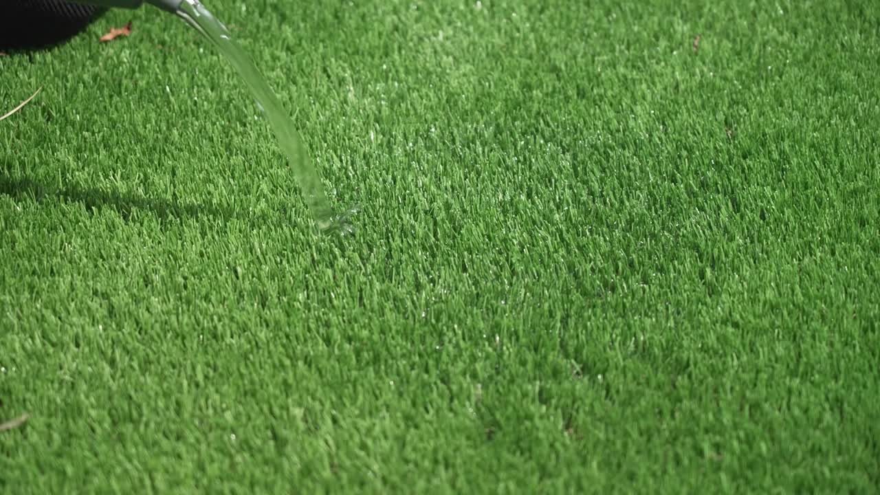 인공 잔디를 통해 물 필터링을 테스트합니다.