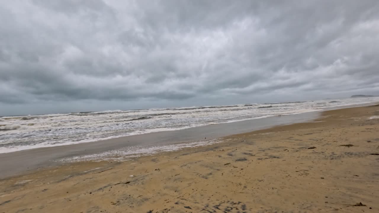 폭풍우가 불어오는 바가 풍경, 격렬한 파도와 구름이 가득한 하늘 아래의 바다 이, 자연의 원시적인 힘을 포착하는 사이클론 알프레드.