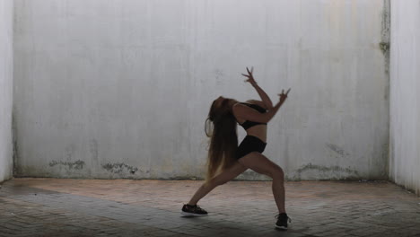 Mujer-Bailando-Hermosa-Joven-Bailarina-Callejera-Caucásica-Realizando-Movimientos-Contemporáneos-Disfrutando-De-La-Expresión-De-Danza-Moderna-Practicando-En-Un-Almacén-Sucio