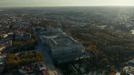 Luftaufnahmen-Des-Königlichen-Palastes-Und-Der-Almudena-Kathedrale-Zur-Goldenen-Stunde.-Herbstfarbenes-Laub-In-Parks-Und-Gärten.