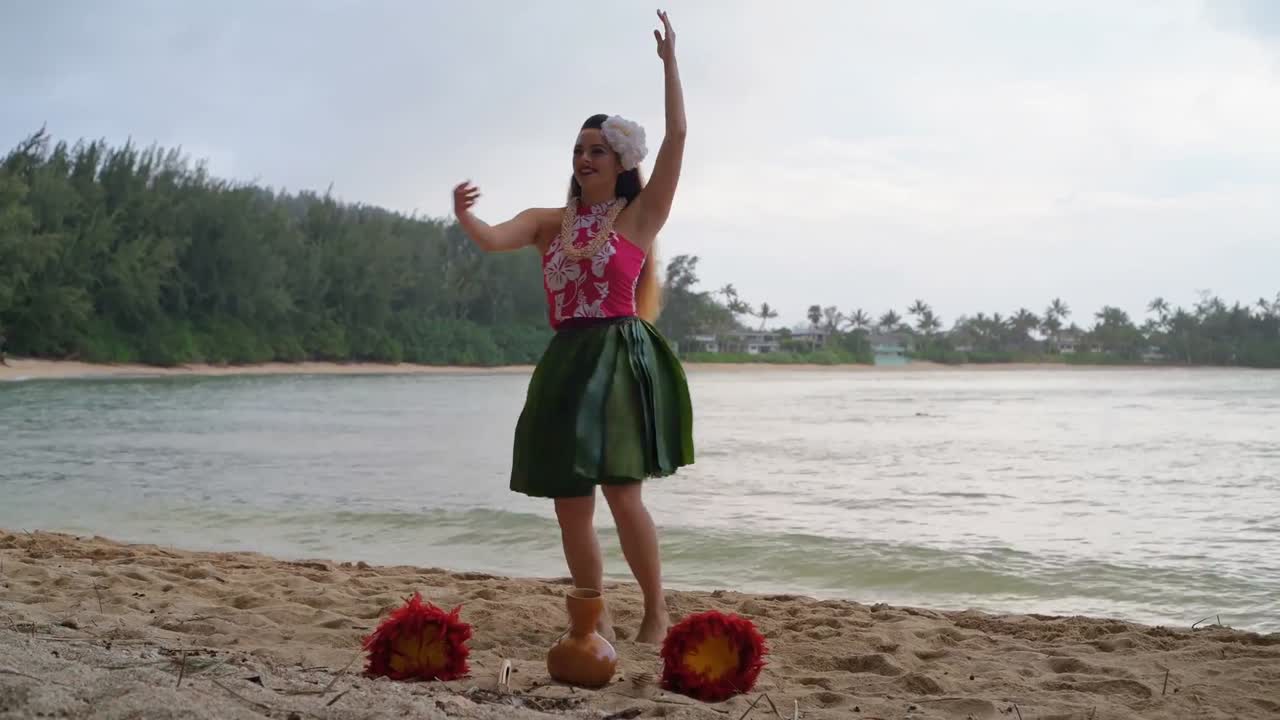bailarina de hula hawaiana en disfraz bailando 4k