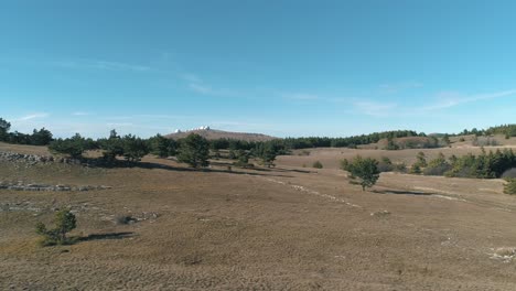 paisaje montañoso con observatorio