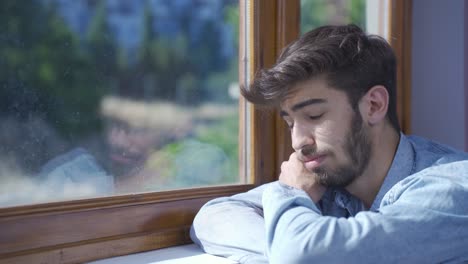 un hombre con problemas familiares se aburre.