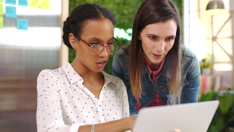 mujeres de negocios, marketing y ideas de computadoras portátiles