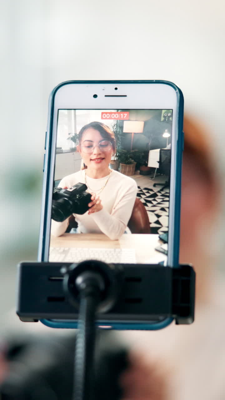 Donna che scrive un Vlog con lo smartphone