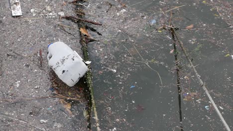 residuos plásticos en una vía fluvial