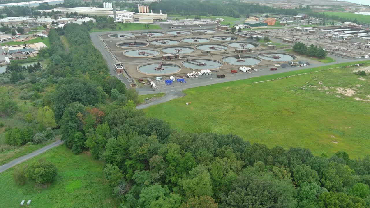 오염 된 하수 의 필터링 에서 폐수 처리 시설 을 공중 에서 볼 수 있다