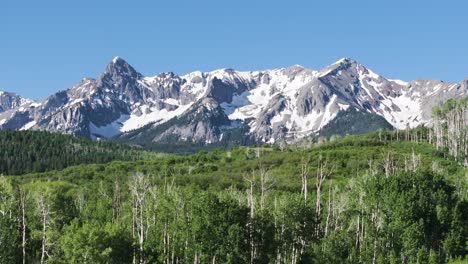 impresionante paisaje de montañas rocosas cubiertas de nieve en colorado, aérea