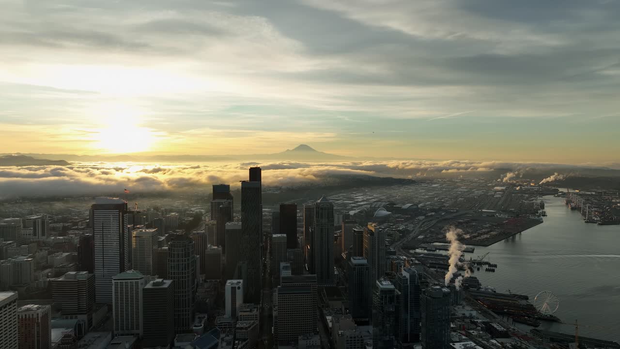 시애틀 스카이 라인과 밝은 황금빛 해가 뜨고 엘리엇 베이를 보여주는 영상