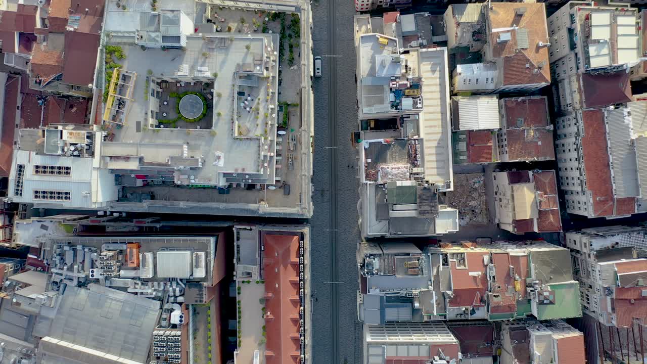 vista aérea de la avenida istiklal, taksim beyoglu, con un avión no tripulado desde estambul sin gente, el toque de queda de la pandemia de covid-19 en la calle i̇stiklal.