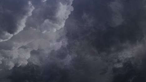 tormenta de 4k en el cielo oscuro