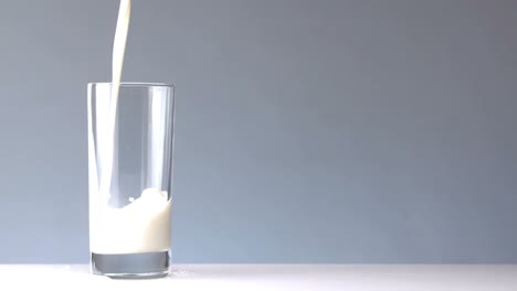 Milch-Wird-In-Ein-Glas-Gegossen