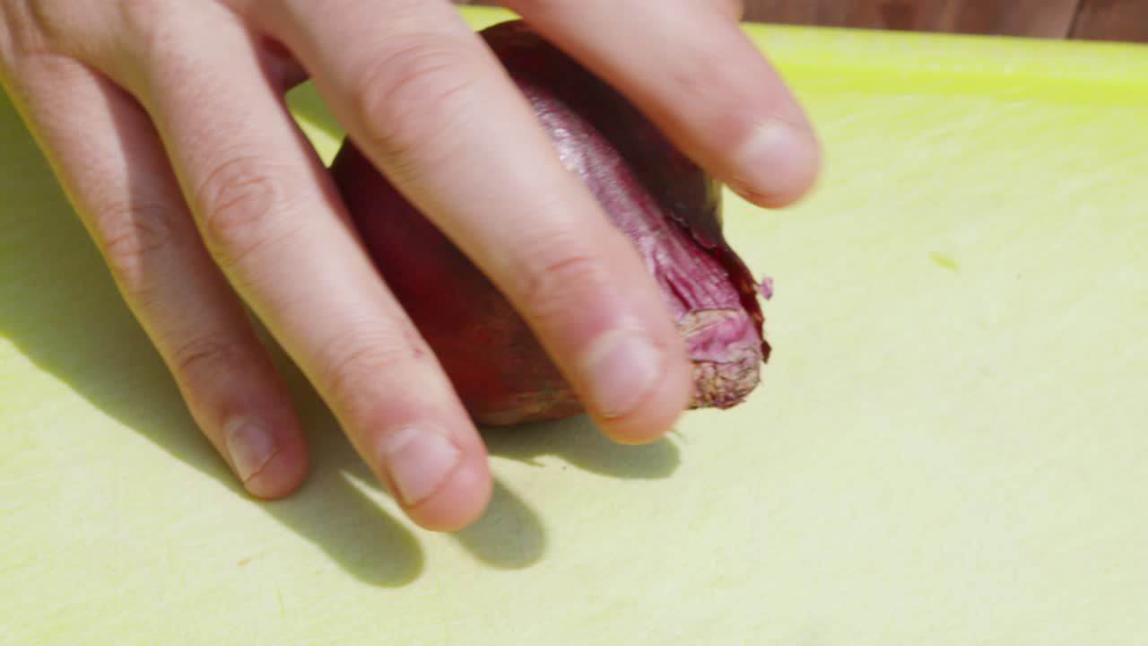 은 양파가 이 날카로운 칼로 부분을 잘라내는 남자 요리사와 함께 밖에서 는 보드에 떨어지는 - 4k 초 느린 모션 음식 클립