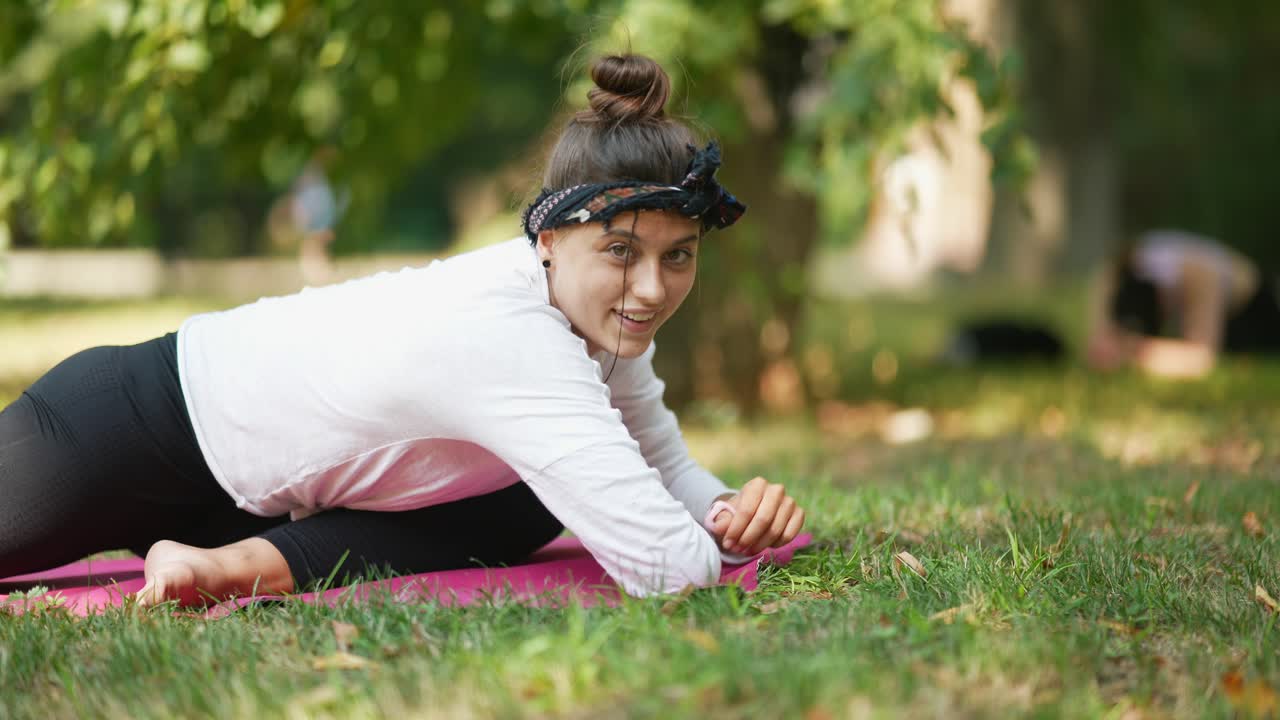 mujer practicando yoga al aire libre