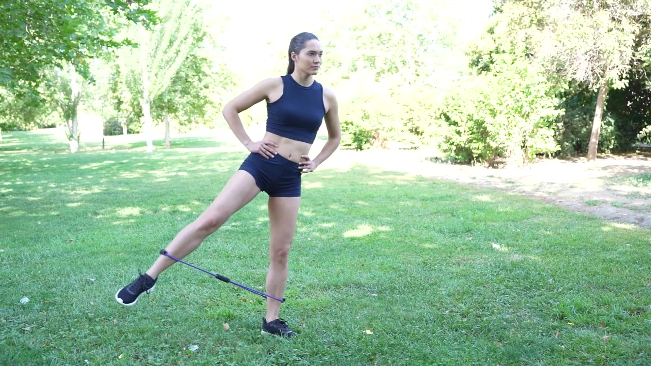 Aprimore sua rotina de exercícios com um treino de corpo inteiro usando faixas de resistência ao ar livre.