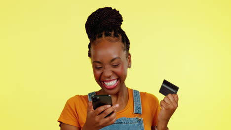 Mujer-Negra,-Teléfono-Inteligente-Y-Tarjeta-De-Crédito