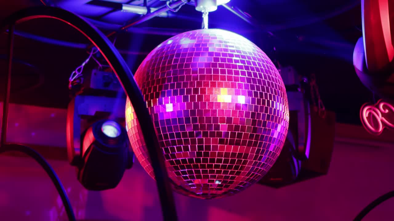el fondo de reflexión de la luz de la bola de la discoteca en un club nocturno.