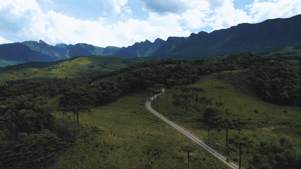 imágenes aéreas de la carretera a la montaña de soldados de sebold en la ciudad de alfredo wagner - santa catarina - brasil