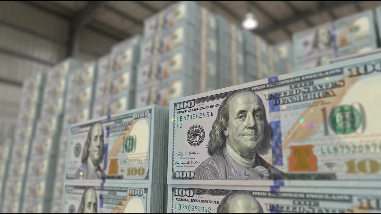 Cliente che tiene in mano pile di banconote da cento dollari in ufficio