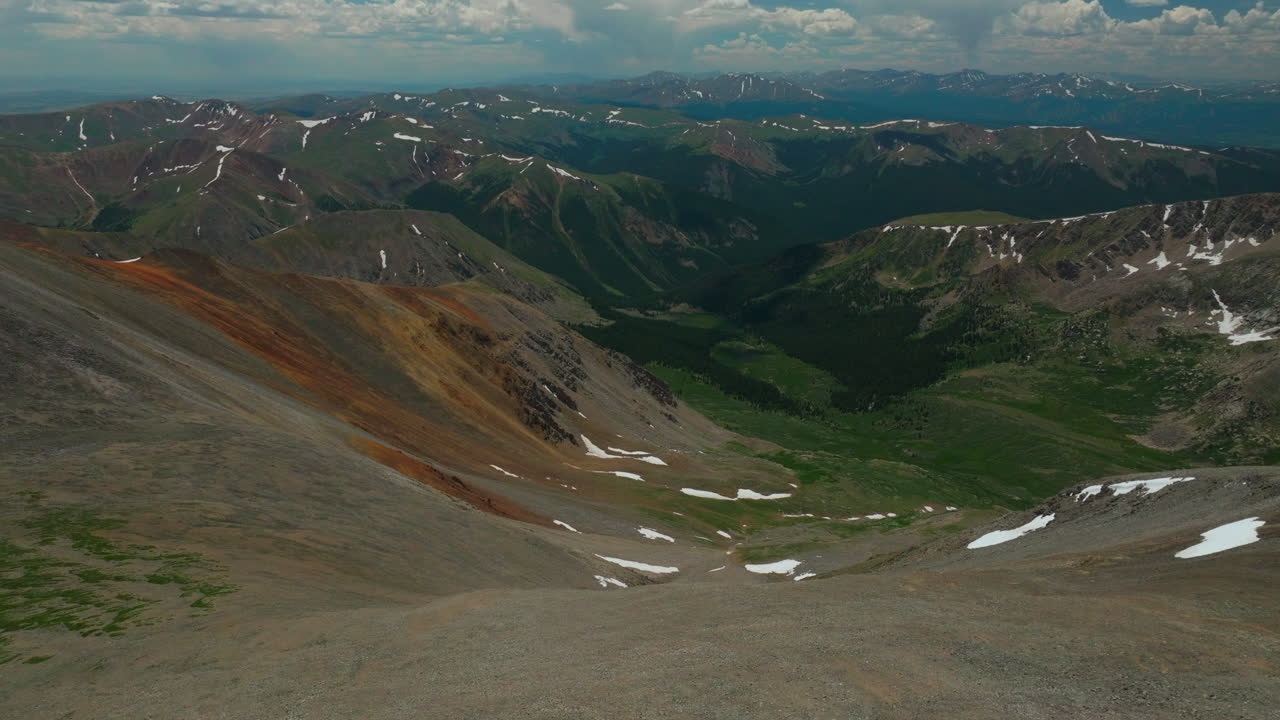 에어리얼 시네마틱 드론 이른 아침 하이킹 트레일 회색 토레이 14er 피크 브레켄리지 콜로라도를 바라보며 멋진 풍경 전망 중여름 녹색 위에 아름다운 눈 앞으로의 움직임