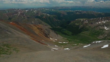 Aéreo-Cinemático-Dron-Temprano-En-La-Mañana-Ruta-De-Senderismo-Grises-A-Torreys-14er-Picos-Mirando-Breckenridge-Colorado-Impresionante-Paisaje-Ver-Mediados-De-Verano-Verde-Hermoso-Nieve-En-La-Parte-Superior-Movimiento-Hacia-Adelante