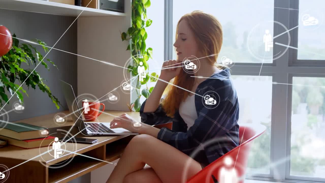 анимация подключенных икон над красивой белой женщиной, пишущей на клавиатуре ноутбука