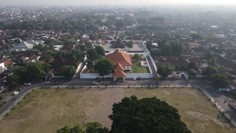 vista aérea de la plaza sur de yogyakarta por la mañana con el edificio histórico sasono hinggil dwi abad