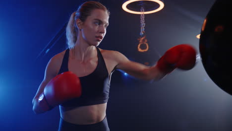 mujer boxeando en el gimnasio